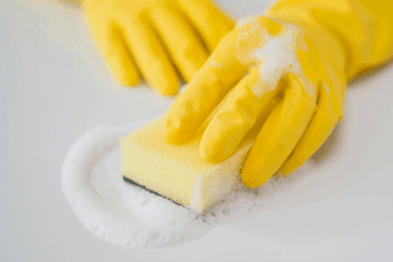 Diferença Entre Detergente, Desengraxante e Desincrustante: Guia Técnico